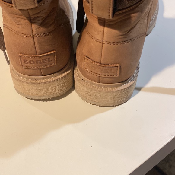 Sorel waterproof boots NOTE: size 8 - Picture 5 of 11